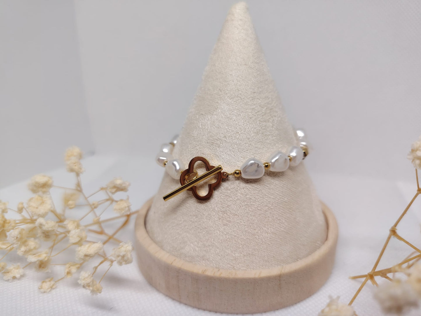 Bracelet Perles Blanches & Fermoir Fleur – Acier Inoxydable