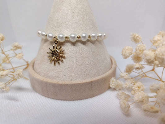 Bracelet Perles Blanches & Soleil Doré – Acier Inoxydable