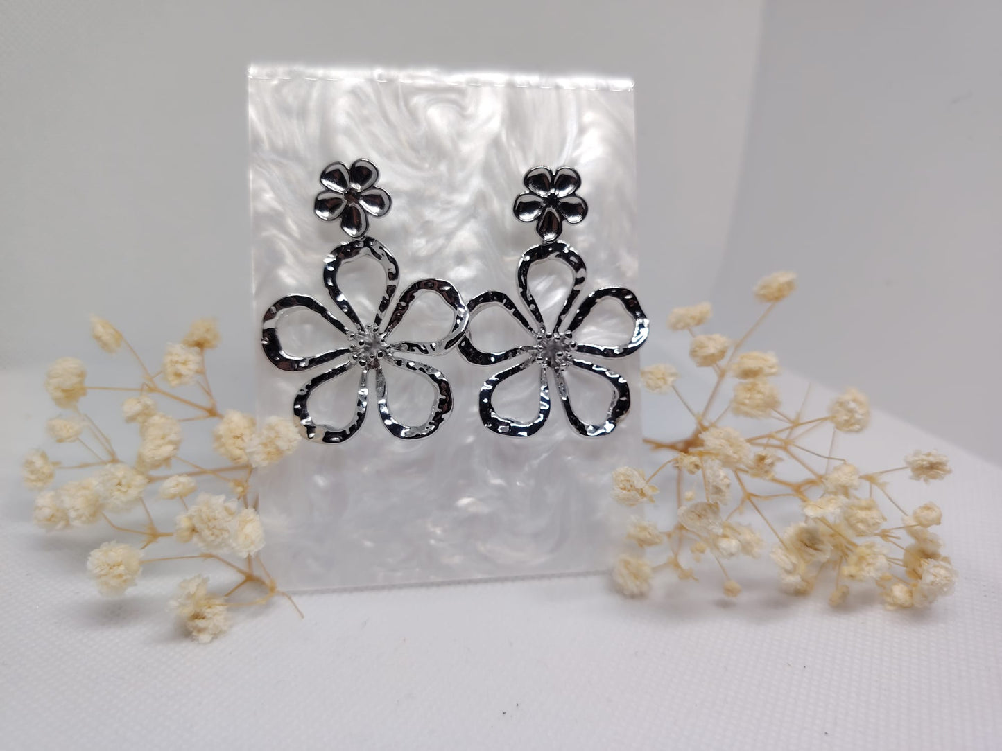 Boucles d’Oreilles Fleur Argentées – Acier Inoxydable