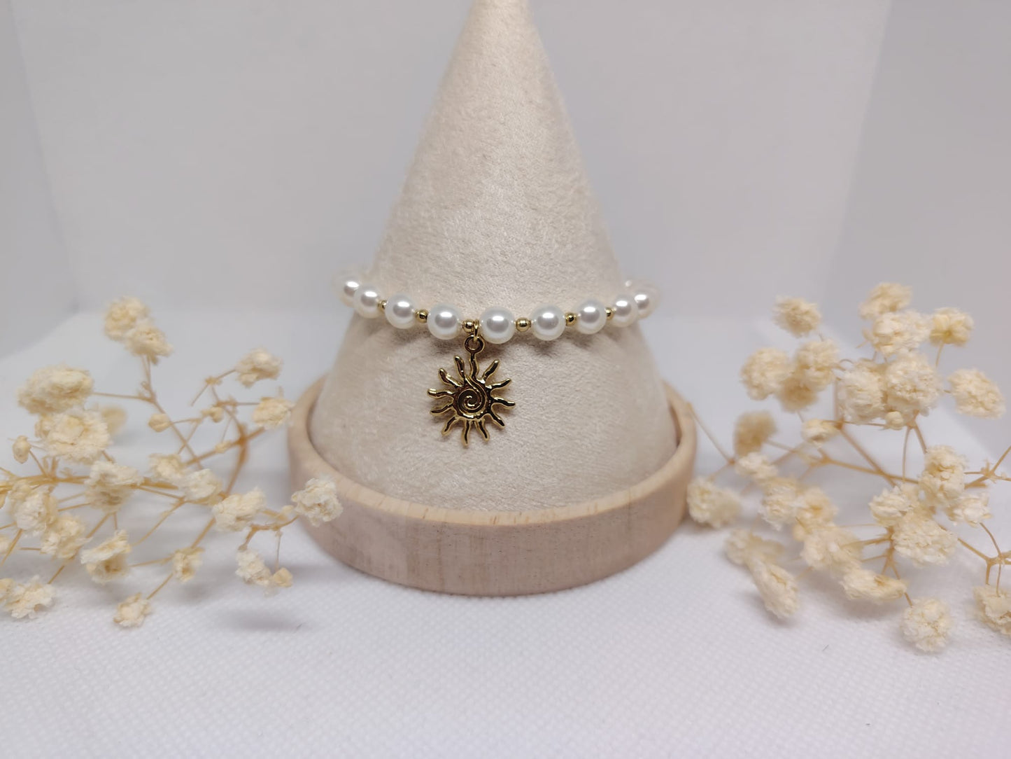 Bracelet Perles Blanches & Soleil Doré – Acier Inoxydable