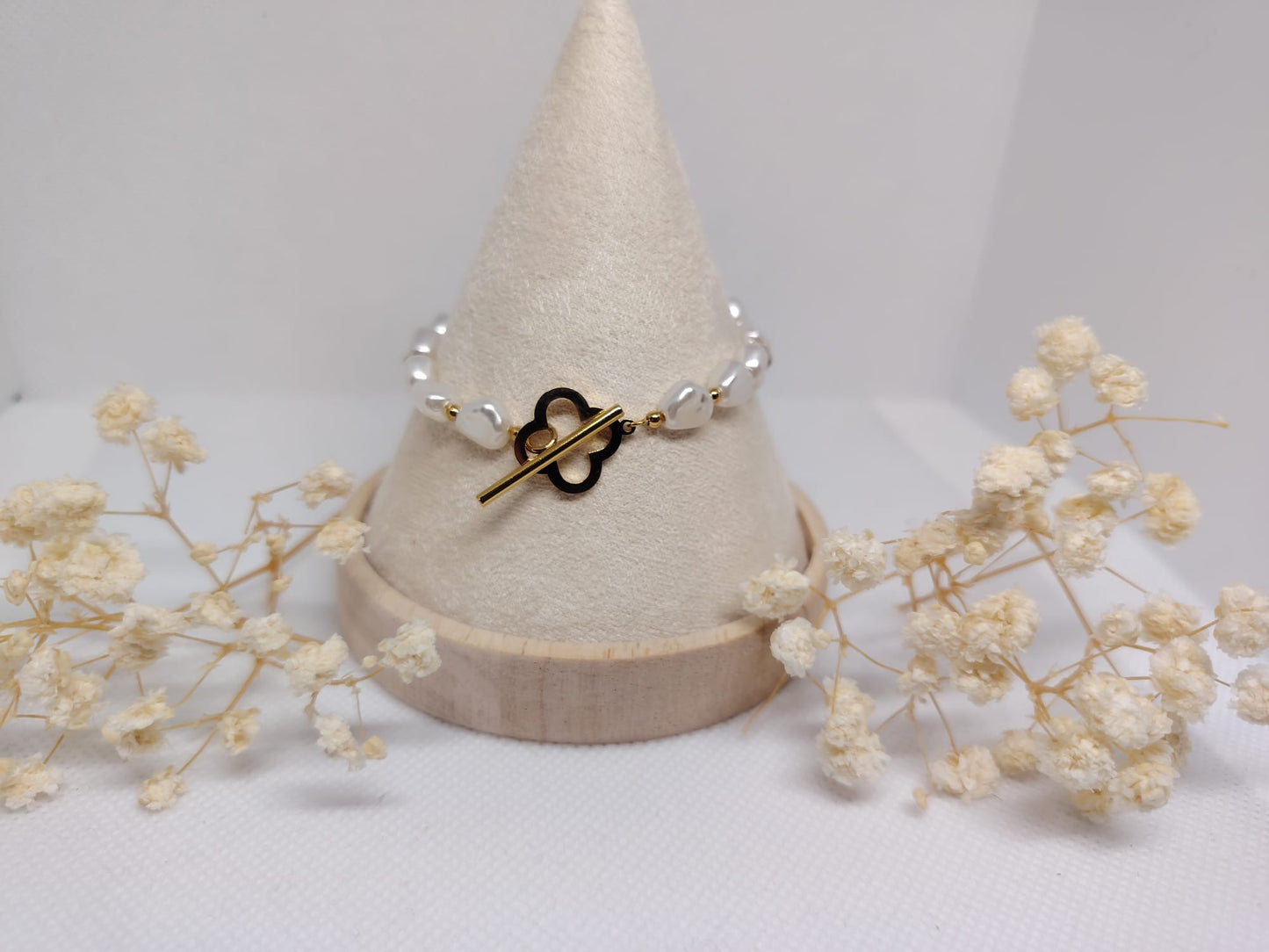 Bracelet Perles Blanches & Fermoir Fleur – Acier Inoxydable