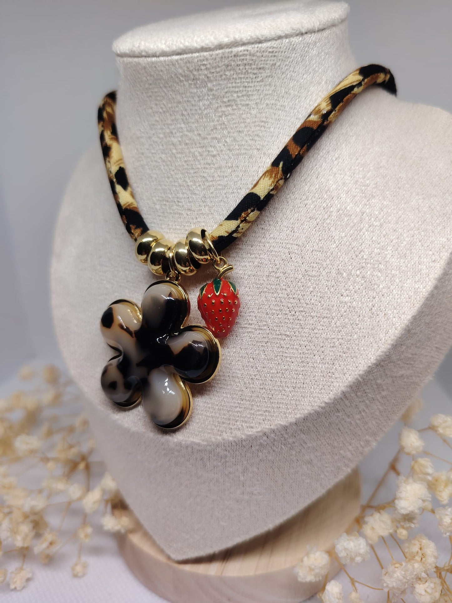 Collier Fleur & Fraise – Style Léopard – Acier inoxydable