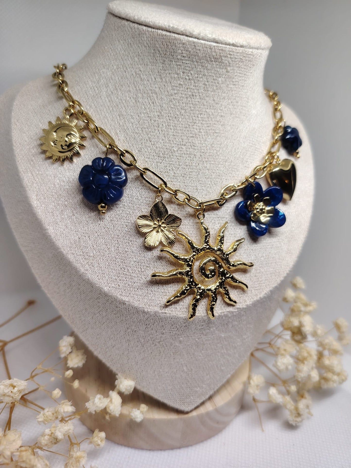 Collier Charms Soleil & Fleurs Bleues – Acier inoxydable
