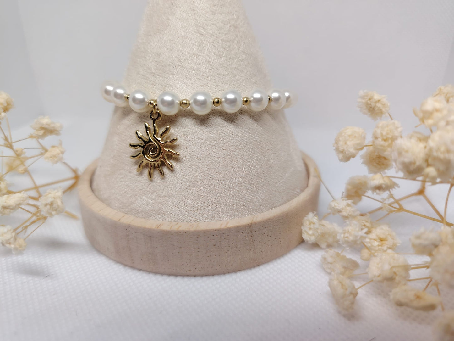 Bracelet Perles Blanches & Soleil Doré – Acier Inoxydable